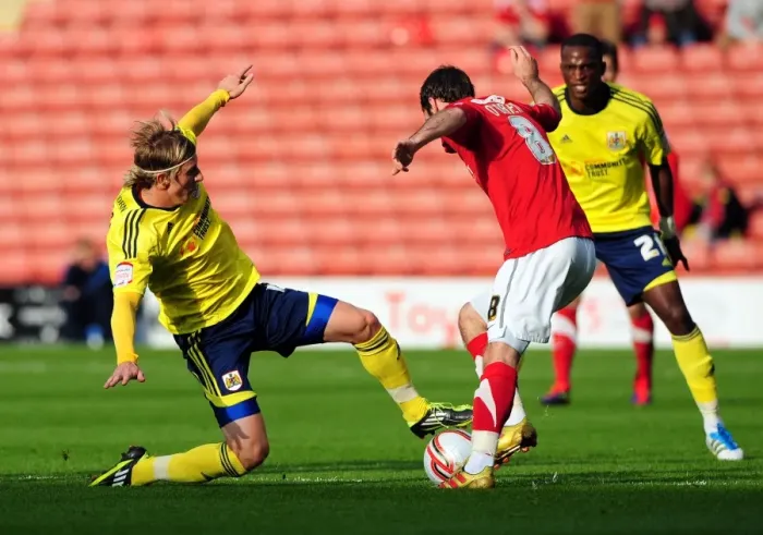Framed Print : Battling for Supremacy: Woolford vs. O'Brien in Championship Clash between Barnsley and Bristol City