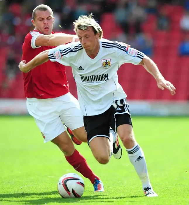 Framed Print : Battling for Supremacy: Woolford vs. Dawson in the Championship Clash between Barnsley and Bristol City Framed Print : Battling for Supremacy: Woolford vs. Dawson in the Championship Clash between Barnsley and Bristol City