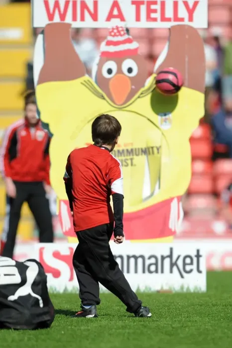 Framed Print : Through His Belly: Leo Worlock's Winning Moment at Ashton Gate, April 2014 (Bristol City vs Notts County, Sky Bet League One)