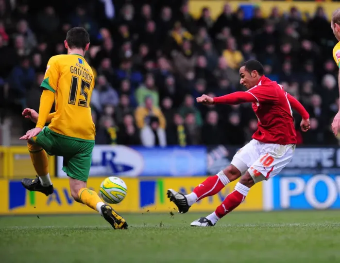 Framed Print : The Birds Battle: Norwich City vs. Bristol City (08-09 Season) Framed Print : The Birds Battle: Norwich City vs. Bristol City (08-09 Season)