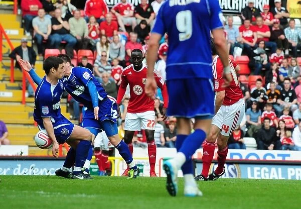 Blocked Shot: Cole Skuse of Bristol City vs Ipswich Town in Championship Clash at Ashton Gate, 16-04-2011