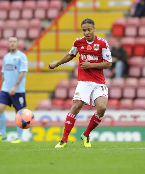 Framed Print : Bobby Reid in Action: FA Cup First Round - Bristol City vs Dagenham and Redbridge Framed Print : Bobby Reid in Action: FA Cup First Round - Bristol City vs Dagenham and Redbridge