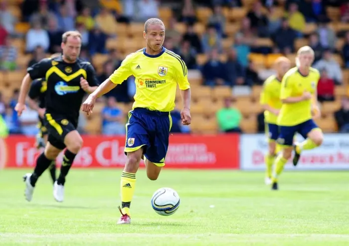 Framed Print : Bobby Reid in Action: Torquay vs. Bristol City