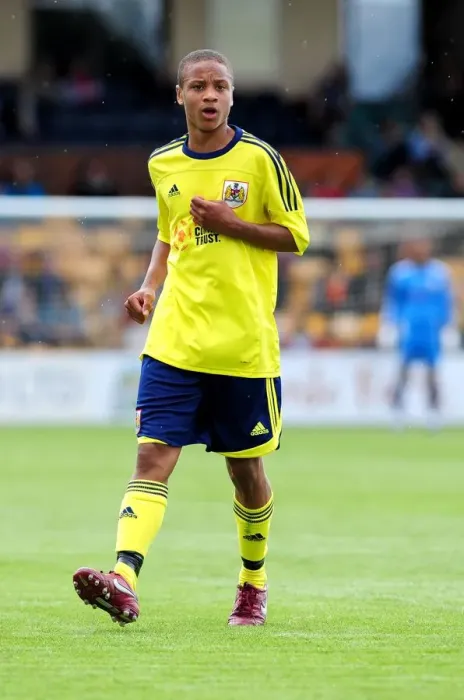 Framed Print : Bobby Reid in Action: Torquay vs. Bristol City Framed Print : Bobby Reid in Action: Torquay vs. Bristol City