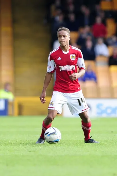 Framed Print : Bobby Reid of Bristol City in Action against Port Vale at Vale Park, October 5, 2013