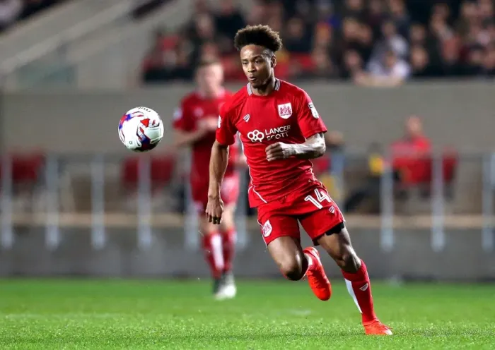 Framed Print : Bobby Reid Charges Forward: Bristol City vs Hull City, 2016 Framed Print : Bobby Reid Charges Forward: Bristol City vs Hull City, 2016