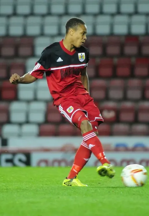 Framed Print : Bobby Reid Leads Bristol City: October 2012 - Football Action from PDL2 Clash Against Millwall