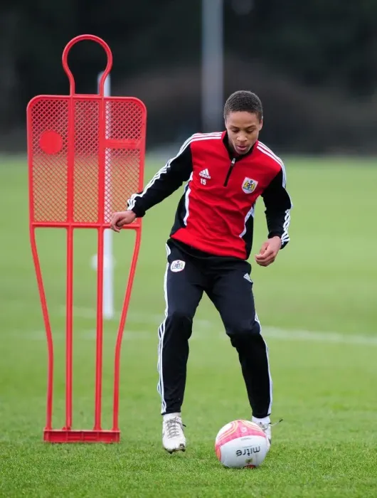 Framed Print : Bobby Reid in Training: Focused Footballer of Bristol City Framed Print : Bobby Reid in Training: Focused Footballer of Bristol City