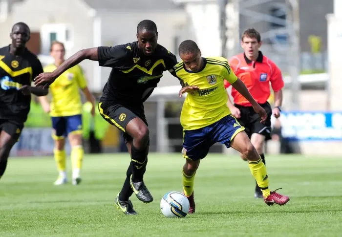 Framed Print : Bobby Reid's Daring Dash: Racing Past Torquay's Defense (Bristol City vs Torquay) Framed Print : Bobby Reid's Daring Dash: Racing Past Torquay's Defense (Bristol City vs Torquay)