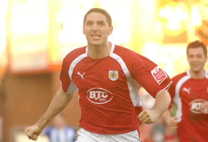 Framed Print : Bradley Orr in Action: Bristol City vs Sheffield Wednesday Framed Print : Bradley Orr in Action: Bristol City vs Sheffield Wednesday