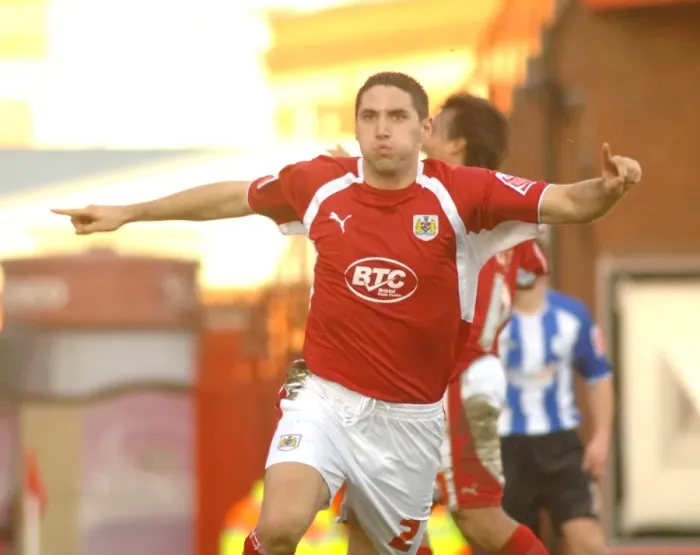 Framed Print : Bradley Orr in Action: Bristol City vs Sheffield Wednesday