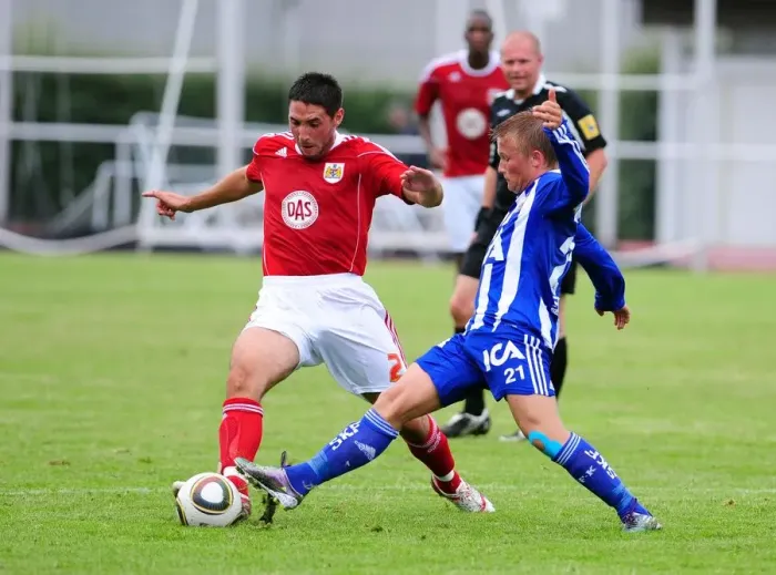 Framed Print : Bradley Orr Fights for Possession: IFK Gothenburg vs. Bristol City