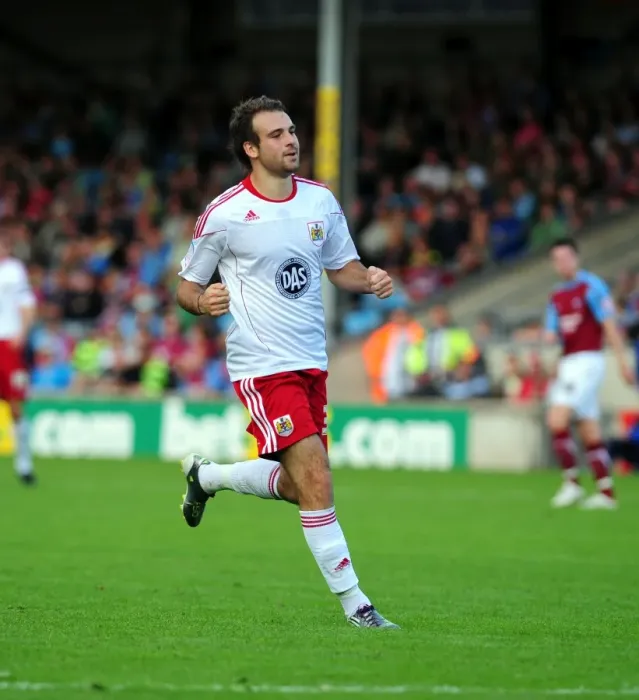Framed Print : Brett Pitman Strikes for Bristol City: Scunthorpe United vs. Bristol City, Championship 2010 Framed Print : Brett Pitman Strikes for Bristol City: Scunthorpe United vs. Bristol City, Championship 2010