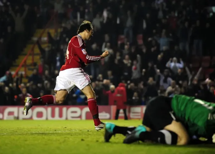 Framed Print : Brett Pitman's Last-Minute Penalty: Thrilling Victory for Bristol City over Crystal Palace (December 28, 2010)
