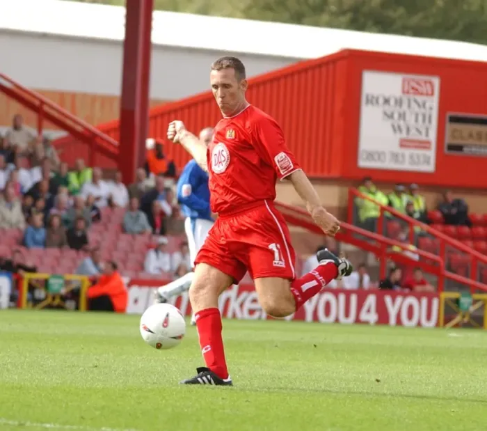 Framed Print : Brian Tinnion in Action for Bristol City Football Club (04-05) Framed Print : Brian Tinnion in Action for Bristol City Football Club (04-05)