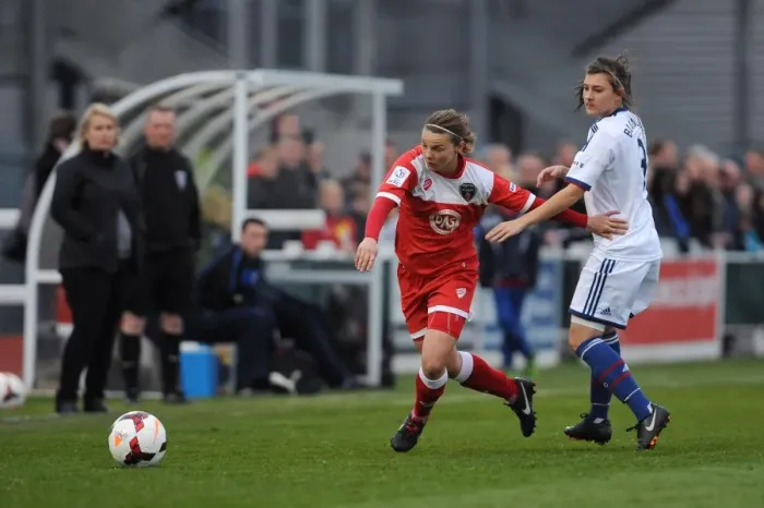 Framed Print : Bristol Academy's Loren Dykes Outruns Hannah Blundell of Chelsea Ladies in FA WSL Clash Framed Print : Bristol Academy's Loren Dykes Outruns Hannah Blundell of Chelsea Ladies in FA WSL Clash