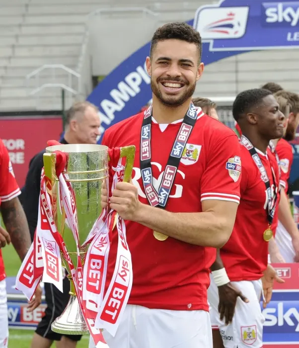 Framed Print : Bristol City Crowned Champions: Derrick Williams Lifts the Sky Bet League One Trophy