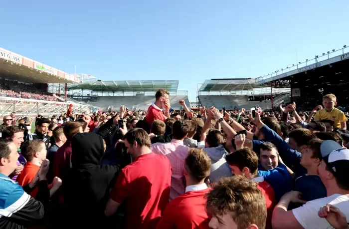 Framed Print : Bristol City Crowned Champions: Euphoric Fans Invade Pitch