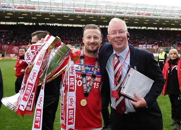 Bristol City: Double Victory Celebration - Wade Elliott Lifts Sky Bet League One and JPT Trophies (3 May 2015)
