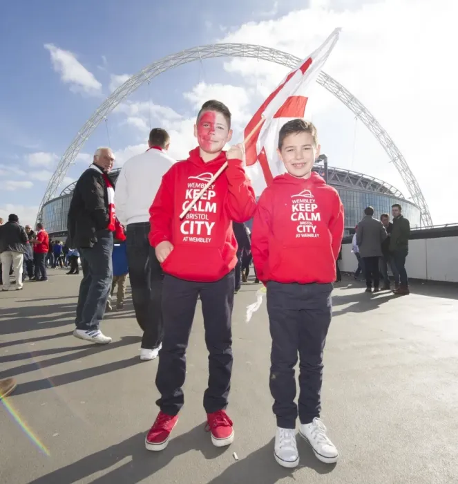 Framed Print : Bristol City Fans Heading to Wembley for Johnstone's Paint Final, 2015