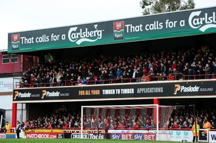 Framed Print : Bristol City Fans Passionate Support at Brentford's Griffin Park, Sky Bet Championship (16 / 04 / 2016) Framed Print : Bristol City Fans Passionate Support at Brentford's Griffin Park, Sky Bet Championship (16 / 04 / 2016)