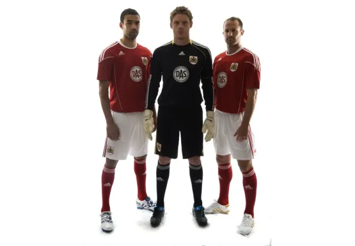 Framed Print : Bristol City FC: 09-10 New Kit Unveiled - Season Preview