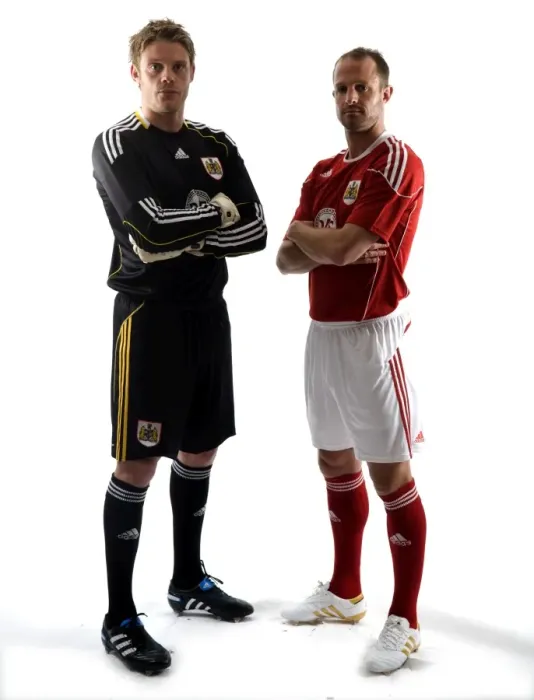 Framed Print : Bristol City FC: 09-10 Season - New Kit Unveiled Framed Print : Bristol City FC: 09-10 Season - New Kit Unveiled