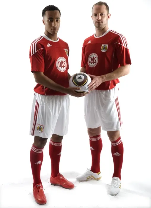 Framed Print : Bristol City FC: 09-10 Season Review - New Kit Unveiled Framed Print : Bristol City FC: 09-10 Season Review - New Kit Unveiled