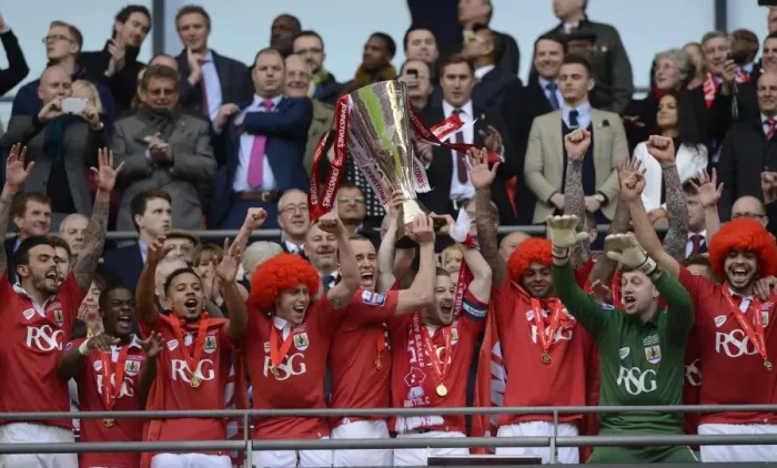 Framed Print : Bristol City FC: Aaron Wilbraham and Wade Elliott Lift the Johnstone's Paint Trophy at Wembley Stadium (Bristol City v Walsall)