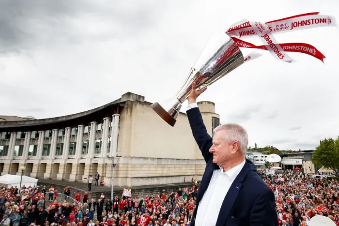 Framed Print : Bristol City FC: Champions Glorious Bus Parade: League 1 & Johnstones Paint Trophy Victories