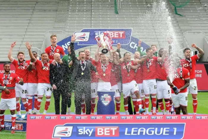 Framed Print : Bristol City FC: Champions of Sky Bet League One - Celebrating with the Trophy (03.05.2015)