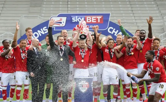 Framed Print : Bristol City FC: Champions of Sky Bet League One - Lifting the Trophy (May 3, 2015) Framed Print : Bristol City FC: Champions of Sky Bet League One - Lifting the Trophy (May 3, 2015)