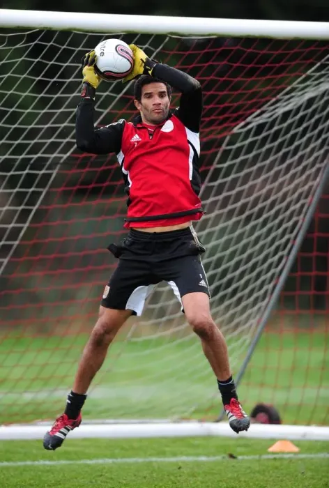 Framed Print : Bristol City FC: David James in Deep Focus during Intense Training Session Framed Print : Bristol City FC: David James in Deep Focus during Intense Training Session