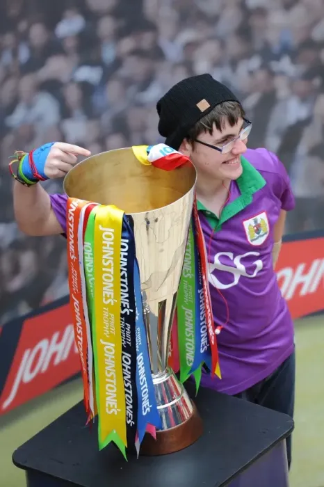 Framed Print : Bristol City FC Fans Celebrate with the Johnstones Paint Trophy at Cabot Circus, 2015 Framed Print : Bristol City FC Fans Celebrate with the Johnstones Paint Trophy at Cabot Circus, 2015