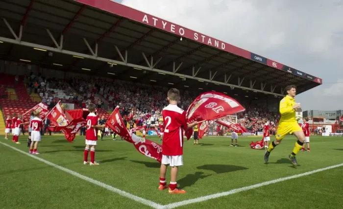 Framed Print : Bristol City FC Honors Scunthorpe United with Guard of Honor at Ashton Gate Framed Print : Bristol City FC Honors Scunthorpe United with Guard of Honor at Ashton Gate