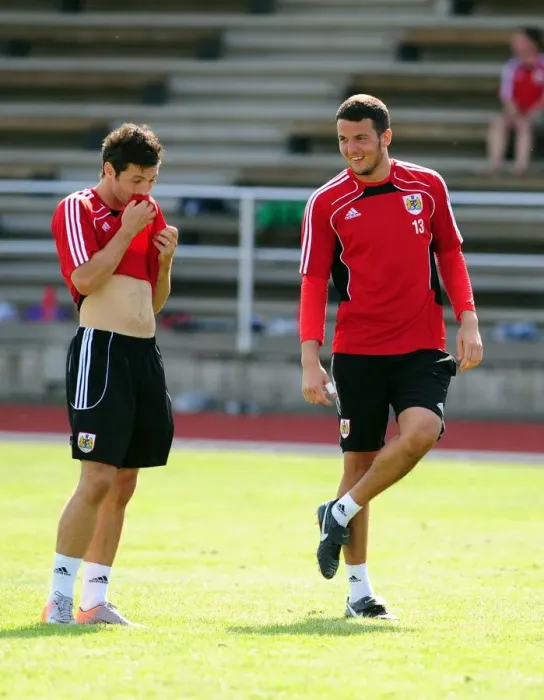 Framed Print : Bristol City FC: Ivan Sproule and Stephen Henderson in Training Focus Framed Print : Bristol City FC: Ivan Sproule and Stephen Henderson in Training Focus