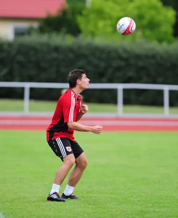 Framed Print : Bristol City FC: Joe Edwards in Focus - Intense Training Session