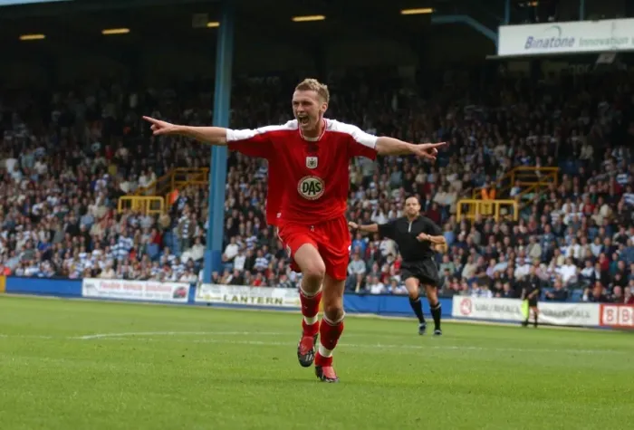 Framed Print : Bristol City FC: Lee Miller in Action (03-04) Framed Print : Bristol City FC: Lee Miller in Action (03-04)