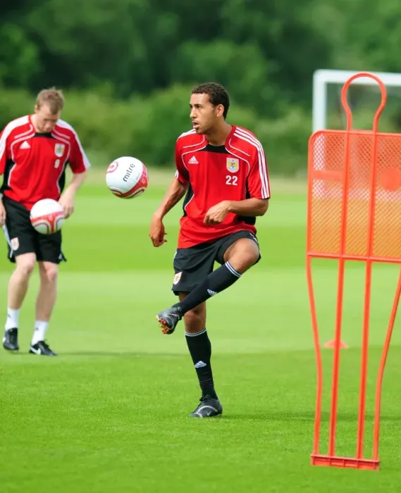 Framed Print : Bristol City FC: Lewin Nyatanga in Pre-Season Training Action Framed Print : Bristol City FC: Lewin Nyatanga in Pre-Season Training Action
