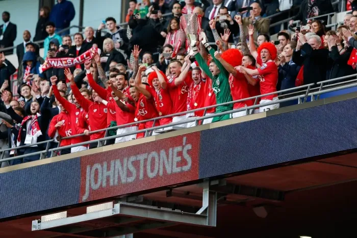 Framed Print : Bristol City FC Lift the Johnstones Paint Trophy: Wade Elliott and Team Celebrate 2-0 Win over Walsall at Wembley Stadium