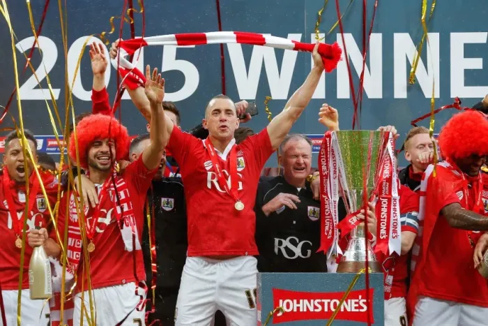 Framed Print : Bristol City FC: Lifting the Johnstones Paint Trophy - 2-0 Victory over Walsall at Wembley