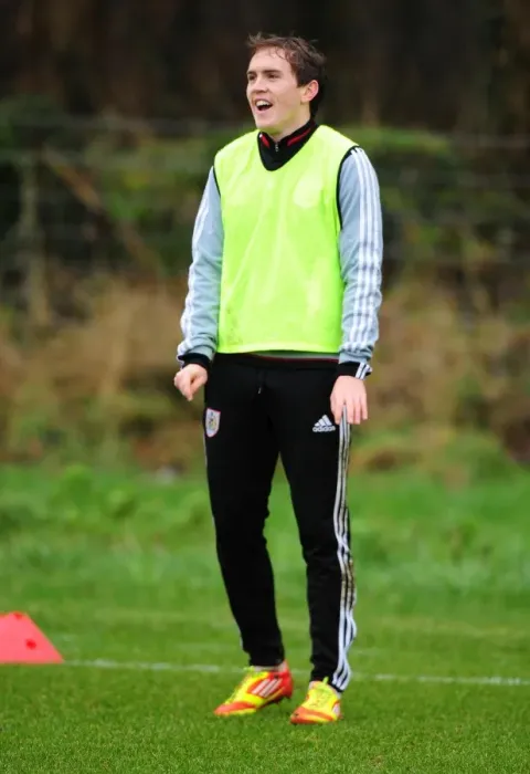 Framed Print : Bristol City FC: Neil Kilkenny in Focus during Training Session, January 2012 Framed Print : Bristol City FC: Neil Kilkenny in Focus during Training Session, January 2012