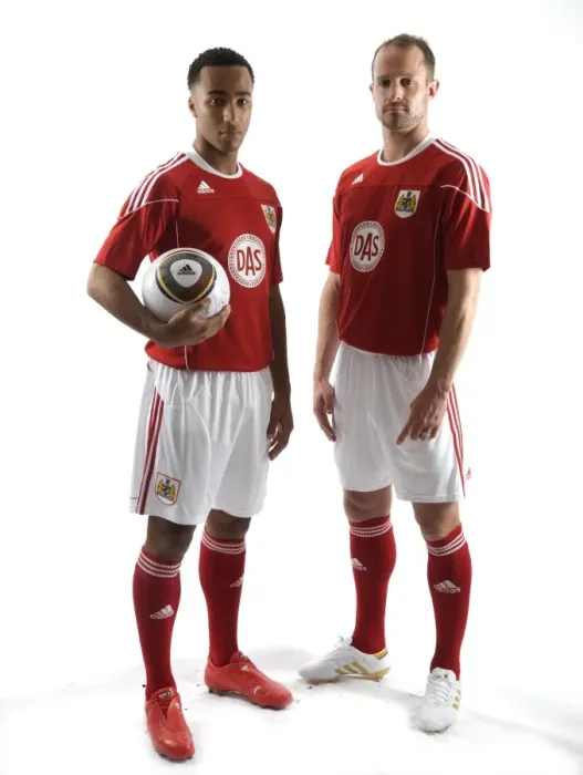 Framed Print : Bristol City FC: New Kit Revealed for 09-10 Season