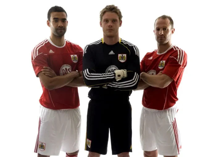 Framed Print : Bristol City FC: New Kit Revealed for 09-10 Season