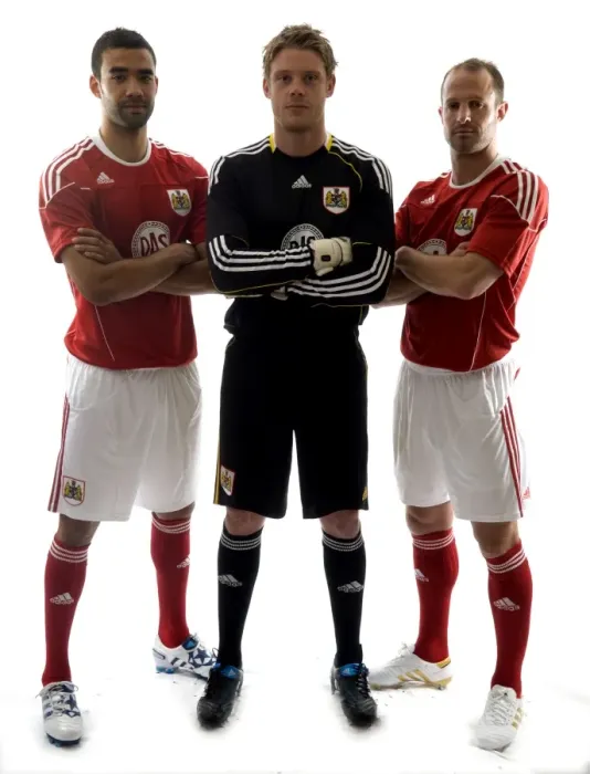 Framed Print : Bristol City FC: New Kit Unveiled for 09-10 Season Framed Print : Bristol City FC: New Kit Unveiled for 09-10 Season