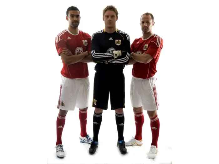 Framed Print : Bristol City FC: New Kit Unveiled for 09-10 Season
