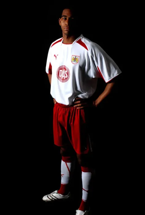 Framed Print : Bristol City FC: New Kit Unveiled - Portraits of the Team Framed Print : Bristol City FC: New Kit Unveiled - Portraits of the Team