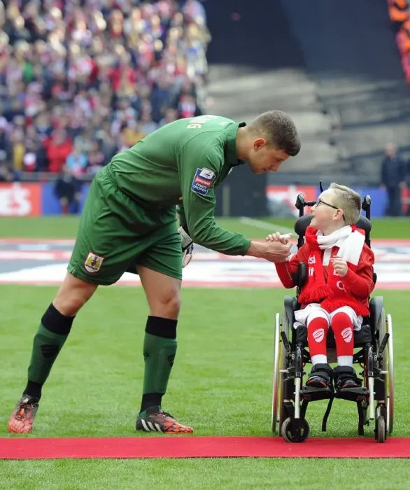 Framed Print : Bristol City FC: Oskar Pycroft and Frank Fielding in Action at the Johnstone's Paint Trophy Final, Wembley Stadium (2015) Framed Print : Bristol City FC: Oskar Pycroft and Frank Fielding in Action at the Johnstone's Paint Trophy Final, Wembley Stadium (2015)