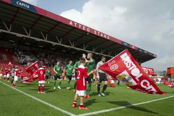 Framed Print : Bristol City FC Pays Tribute: Guard of Honor for Scunthorpe United at Ashton Gate