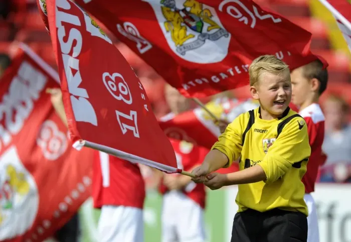 Framed Print : Bristol City FC Pays Tribute: Guard of Honor for Scunthorpe United at Ashton Gate